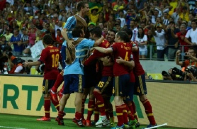 ВИДЕО: Испания опря до дузпите, за да съкруши храбрите италианци