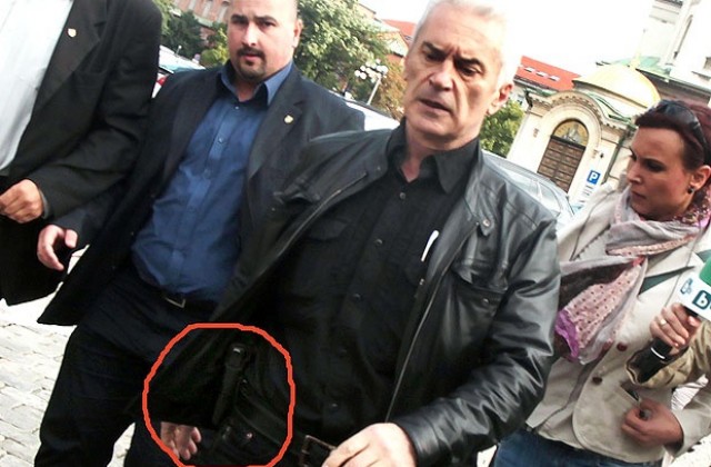 Протестиращи отново „пиха кафе” пред парламента, Сидеров дойде въоръжен на работа