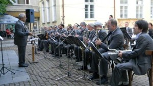 Песни на Франк Синатра Стиви Уондър и Дийп Пърпъл тази