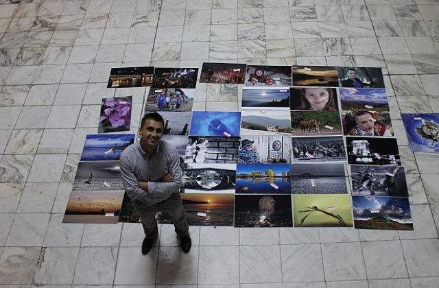Фотографии във фоайето на Общината