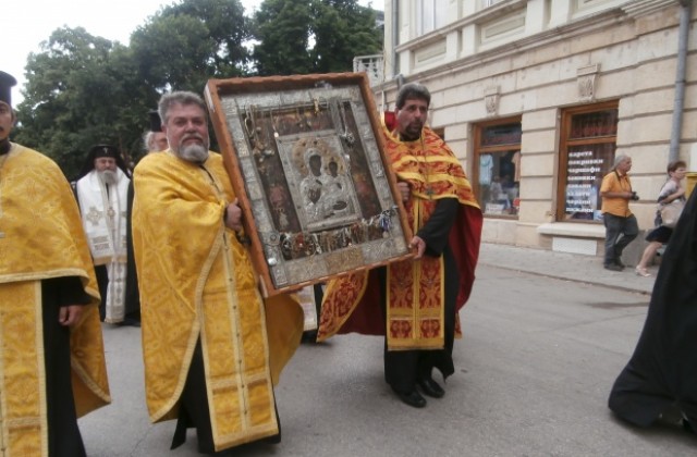 Чудотворна икона на Богородица посрещнаха в Силистра