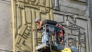 Възстановяват паната на Яранов в оригиналния им цвят