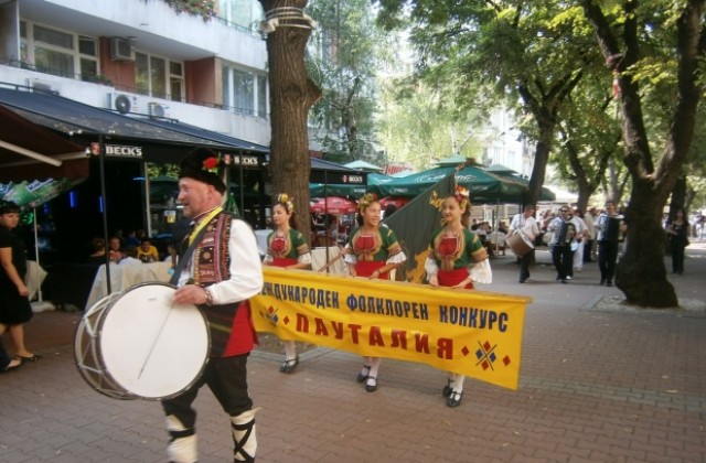 Фолклорно дефиле в центъра на Кюстендил