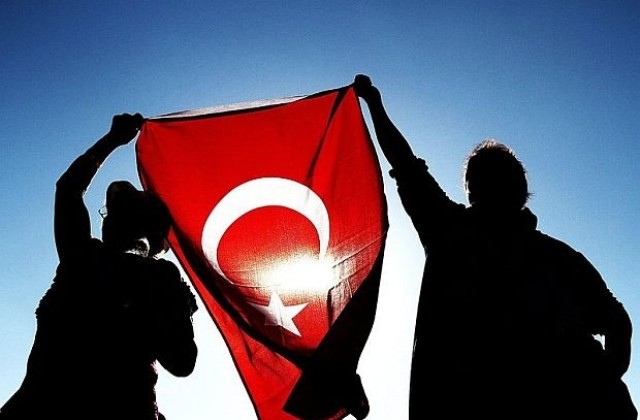 Един загинал и девет ранени при сблъсъци в Диарбекир