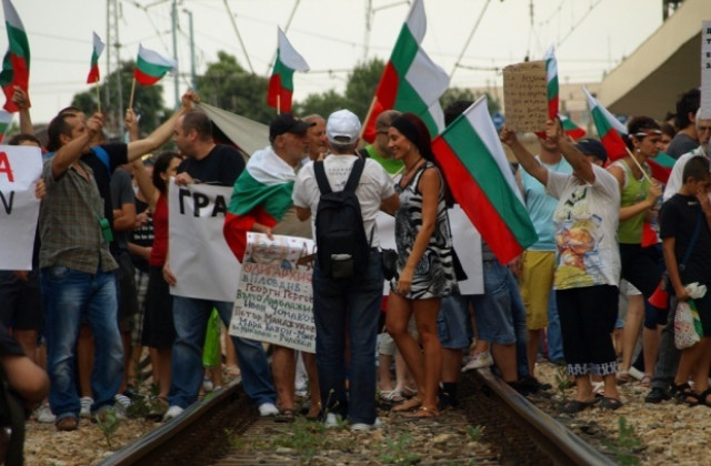 14 души протестират в Пловдив, блокират гарата