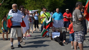 Напориста дама пробва да пробие с колата си блокадата на