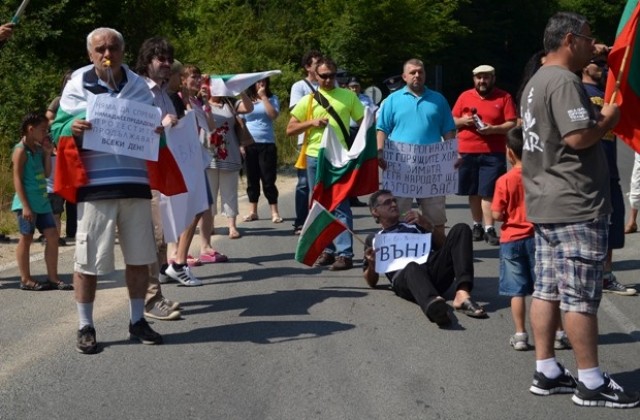 Напориста дама пробва да пробие с колата си блокадата на Шипка