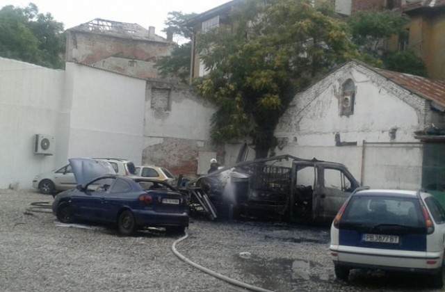 Пожар избухна в автомивка