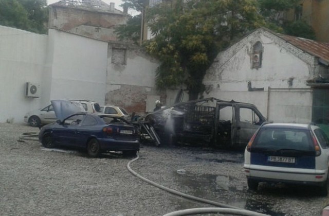 Пожар избухна в автомивка в Пловдив