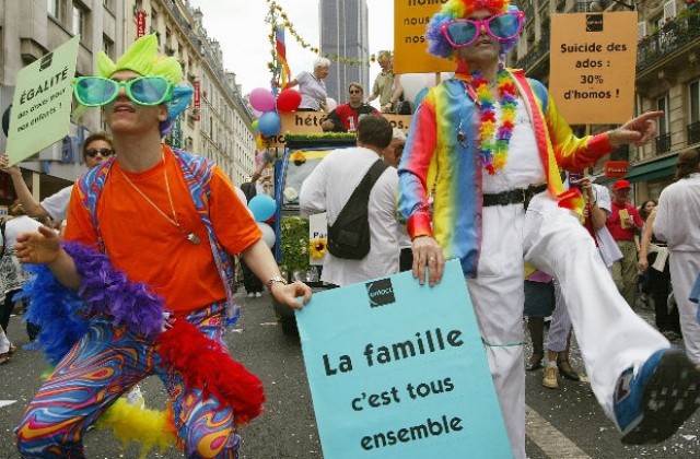Гей парад в Париж, про и анти гей демонстрации и в Русия