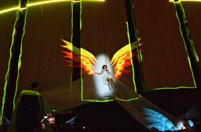 Уникален танцов спектакъл във въздуха закри латино фестивала Feel & Dance