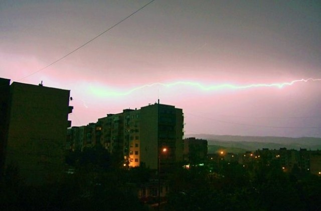 Предупреждават за дъжд и гръмотевици