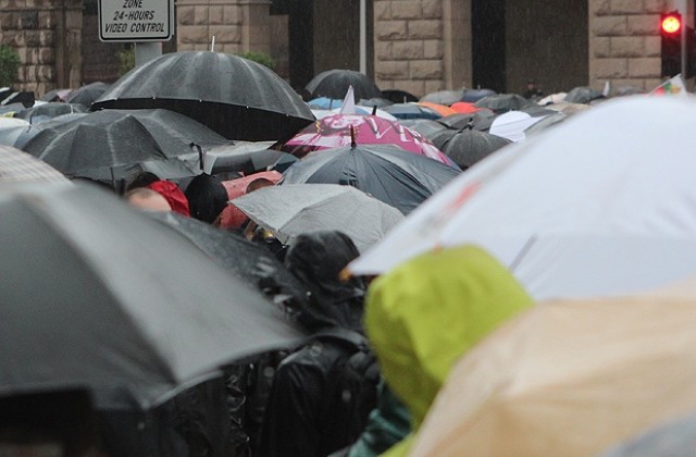 Плашат с уволнение чиновници, които ходят на протестите