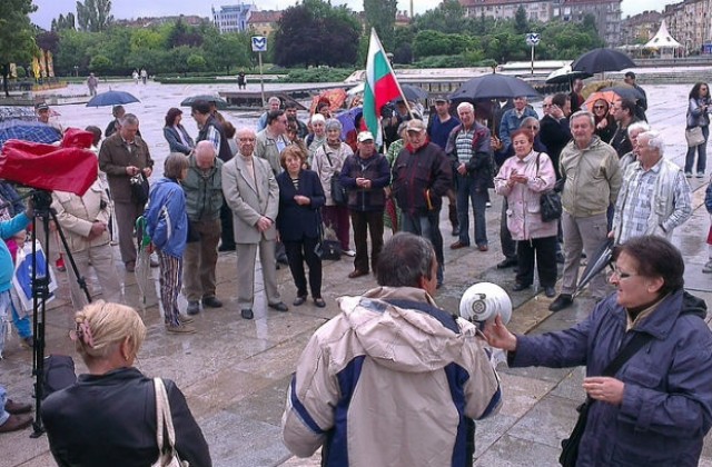 Протестиращи окупираха бул. „Брюксел”, защитници на кабинета се събраха до НДК