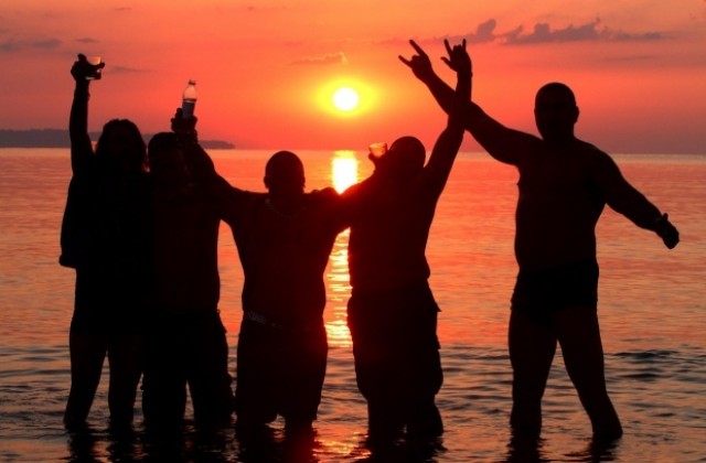 Джо Лин Търнър посреща юлското слънце на бургаския плаж