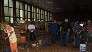 Библиотеката протече изнасят книги