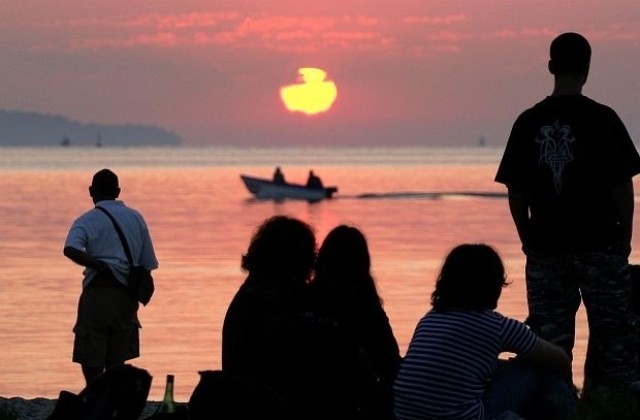 Стотици посрещат първия изгрев на юли край морето