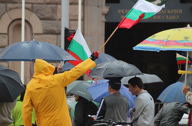 Стотици излязоха на протест срещу кабинета Орешарски въпреки дъжда