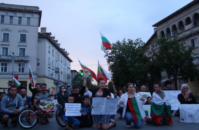 40 протестиращи блокират движението в Димитровград