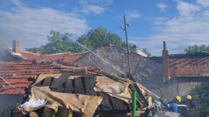 Пожар подпали 3 съседни къщи в Хасково