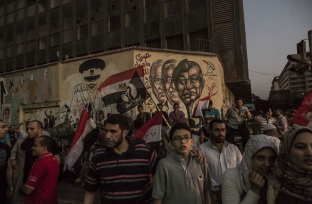 Египетските демонстранти показаха червен картон на президента Морси