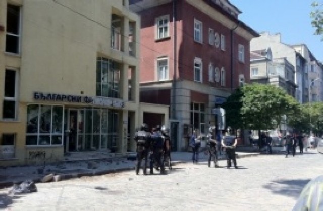 Девет души са с обвинения за атаката срещу сградата на БФС