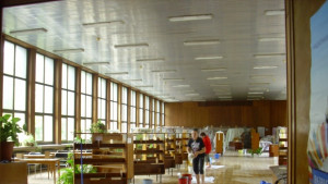 Читалнята в библиотеката остава затворена за месецдва след наводнението