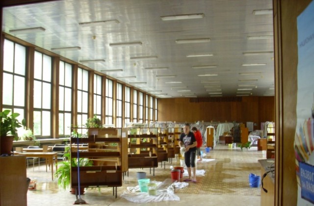 Читалнята в библиотеката остава затворена за месец-два след наводнението