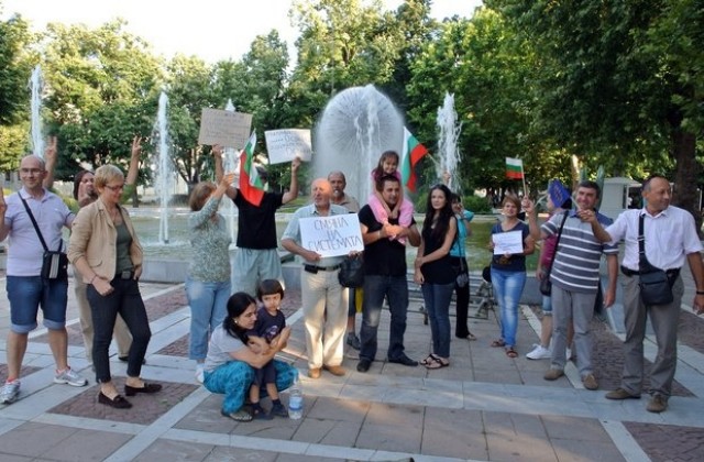 15 на протест в Хасково, 12 в Димитровград