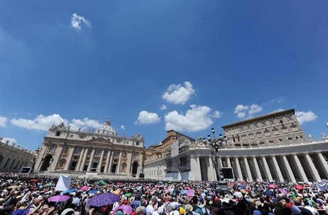 Директорът и зам.-директорът на ватиканската банка подадоха оставки