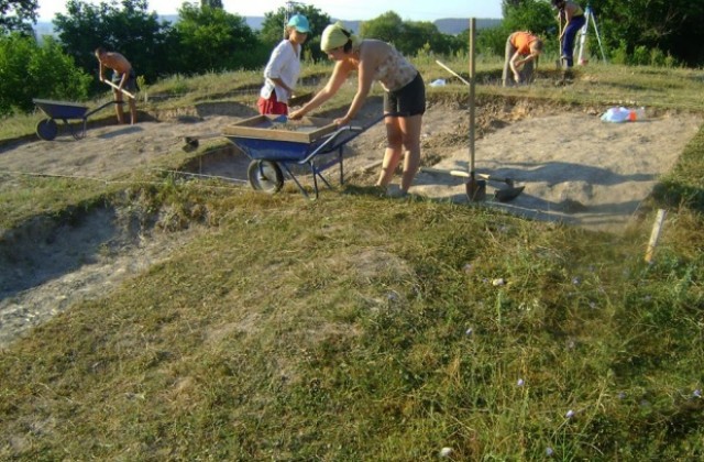 Екип от РИМ и студенти ще проучват халколитна селищна могила край Иваново