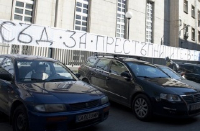 СНИМКИ: Феновете на ЦСКА опънаха транспарант пред съда