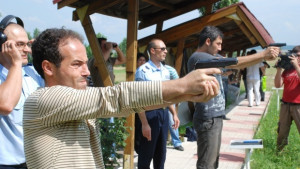 Журналисти полицаи и военни пробват точния си мерник в състезание