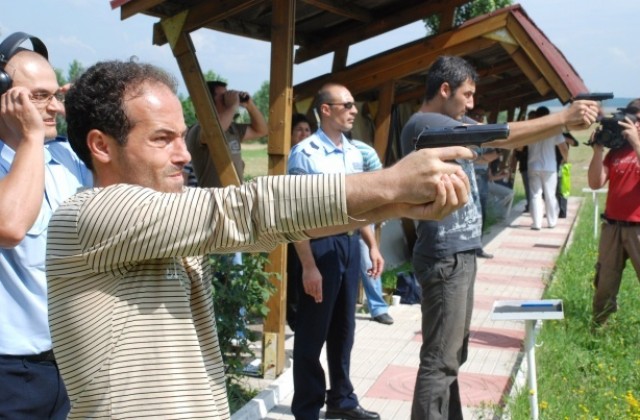Журналисти, полицаи и военни пробват точния си мерник в състезание