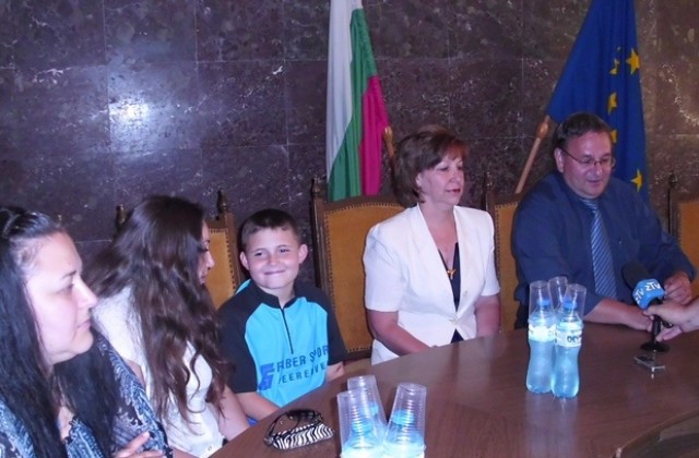 Милко Недялков и БЧК - Ловеч  подпомогнаха пострадало в ПТП дете
