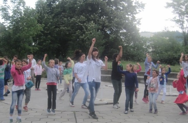 Доброволци на ИМКА представят български традиции и изкуства