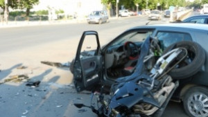 Спътник на моторист бере душа след катастрофа