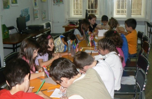 Центърът за кариерно развитие и библиотеката си партнират в Детско лято