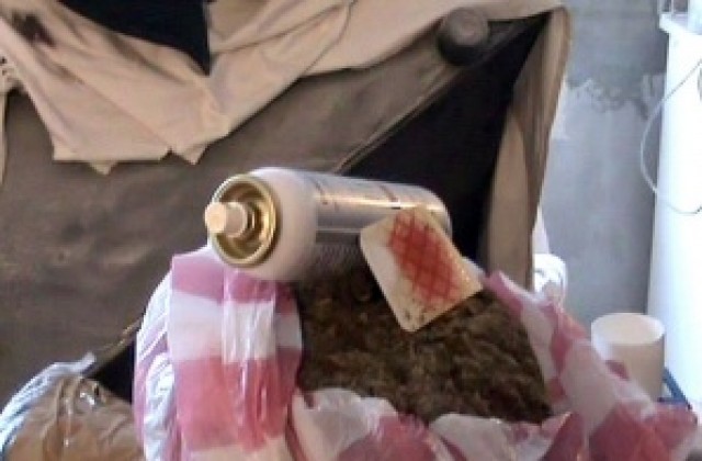 Младеж се разхожда с пакетчета канабис