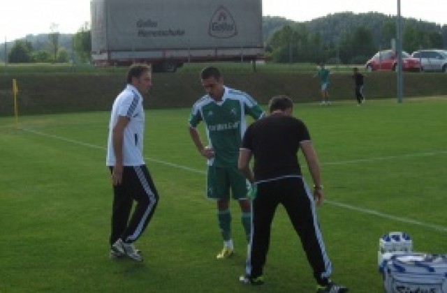 Алекс Барт се размина с операция, слага маска