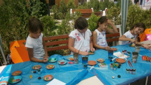 Деца рисуват върху коприна Боженска мома