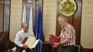 Русенец дари оригиналния договор за побратимяването на Русе и Сент