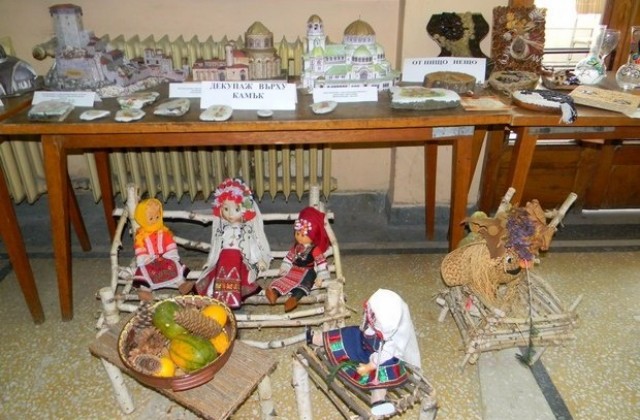 Ученици подредиха изложба в читалището в Павликени