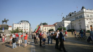 Протестиращи за пореден ден се събраха на кафе пред парламента