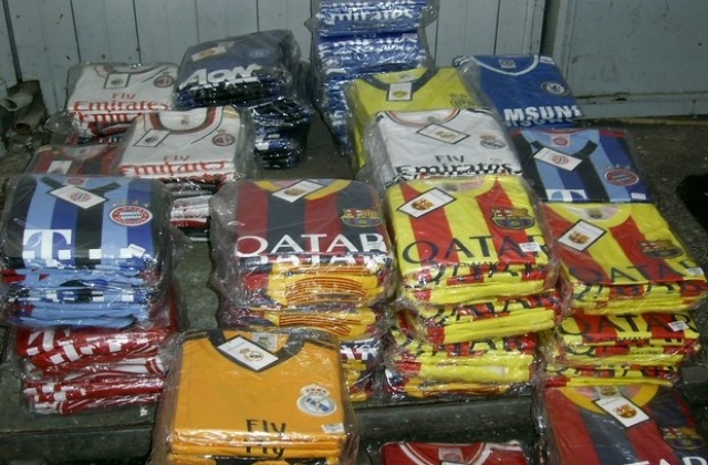 Стотици тениски и комплекти с лого на известни футболни отбори хванаха на Капитан Андреево