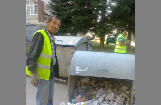 Контейнери пълни с ... камъни