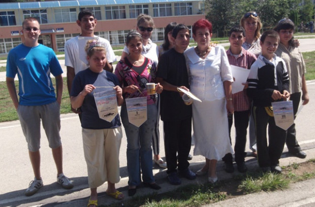 Младежи с увреждания в автомоделно състезание
