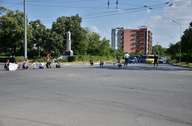 Протестиращите в Сливен с призив за прекратяване на гладните стачки