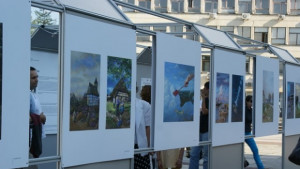 От площад Възраждане хумор сатира и забава