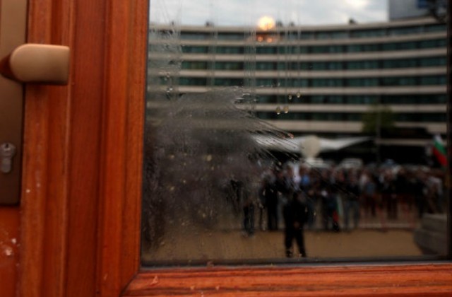 Новото българско правителство има малки шансове да се задържи дълго на власт